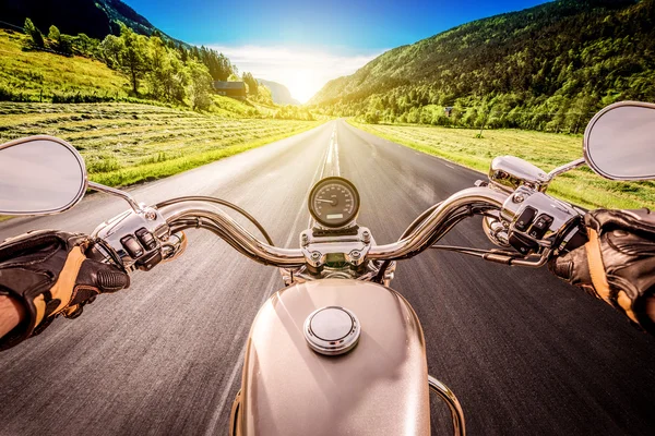 Motociclista vista em primeira pessoa — Fotografia de Stock