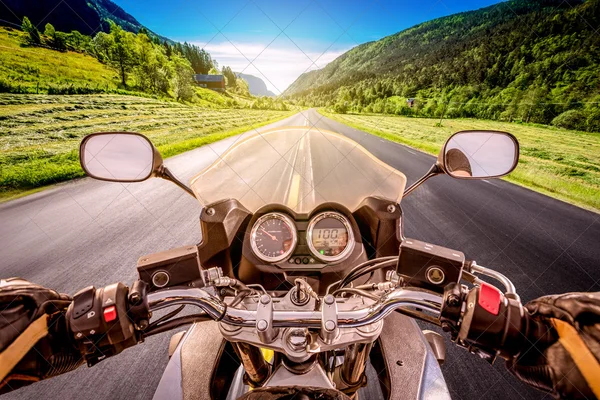 Motociclista vista em primeira pessoa — Fotografia de Stock