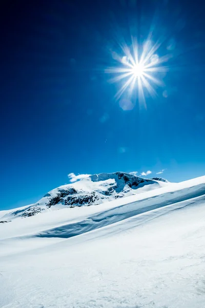 Sun and snowy mountain. — Stock Photo, Image