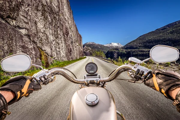 Biker First-person weergave, berg serpentine. — Stockfoto