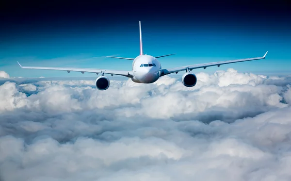 Avião de passageiros no céu — Fotografia de Stock