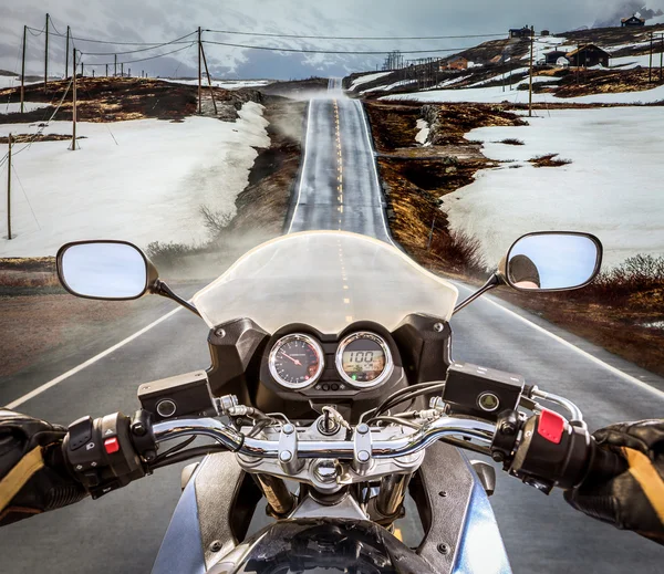 バイクに乗る最初の人ビュー、ノルウェーの峠します。 — ストック写真