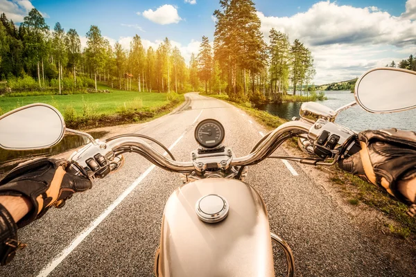 Motociclista vista em primeira pessoa — Fotografia de Stock