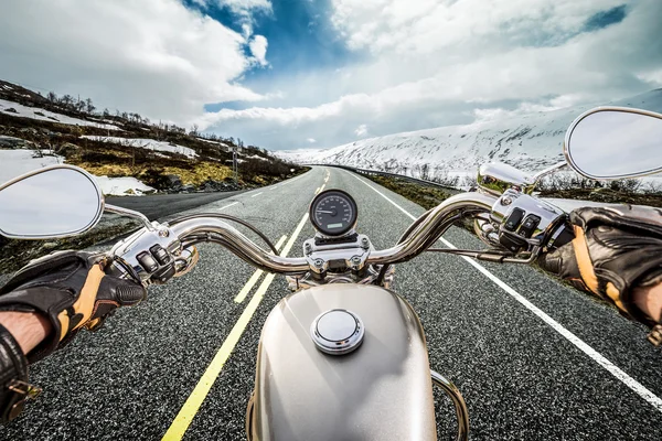 Biker första person vy, berg serpentin. — Stockfoto