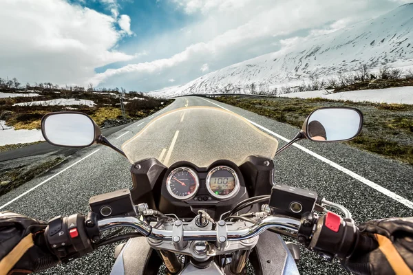 Biker Vista em primeira pessoa, serpentina de montanha . — Fotografia de Stock