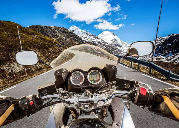 バイクに乗る最初の人ビュー、蛇紋岩の山. — ストック写真