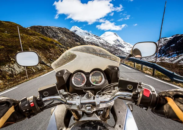 Biker första person vy, berg serpentin. — Stockfoto