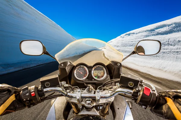 バイクに乗る最初の人ビュー、蛇紋岩の山. — ストック写真