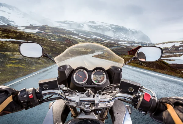 Motociclista Vista em primeira pessoa, passagem de montanha na Noruega — Fotografia de Stock