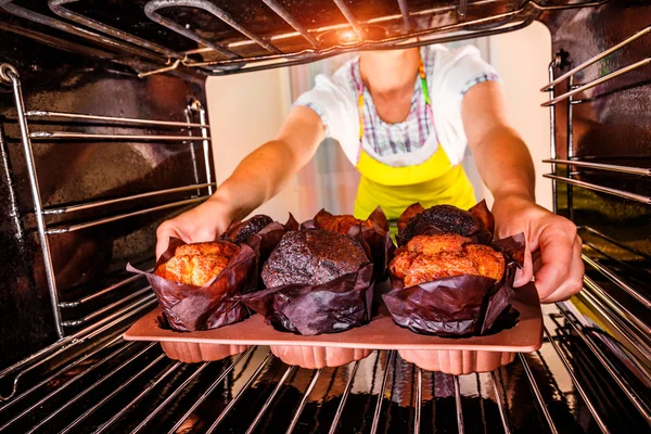 Baka muffins i ugnen — Stockfoto