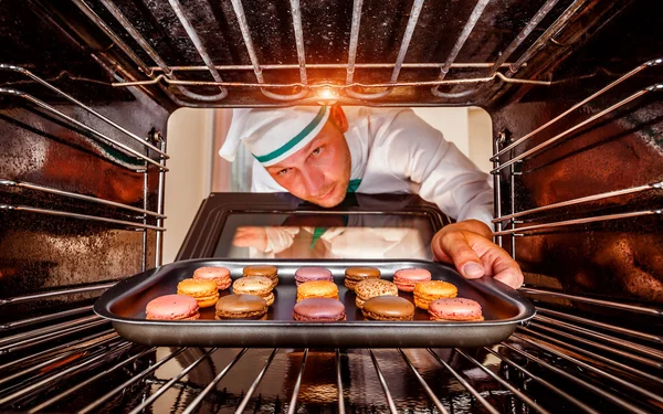 Cocinero cocina en el horno. —  Fotos de Stock