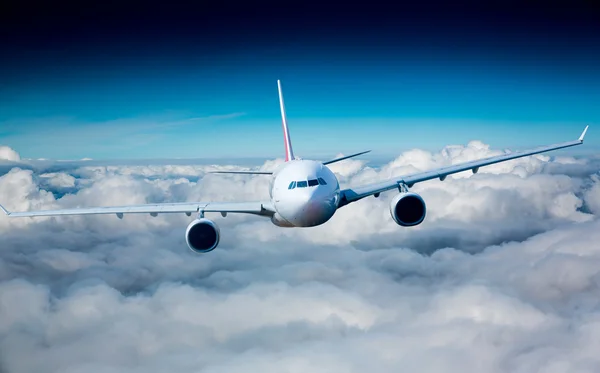 Пасажирський авіалайнер в небі — стокове фото