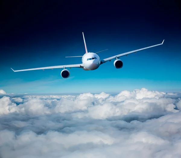 Avión de pasajeros en el cielo —  Fotos de Stock