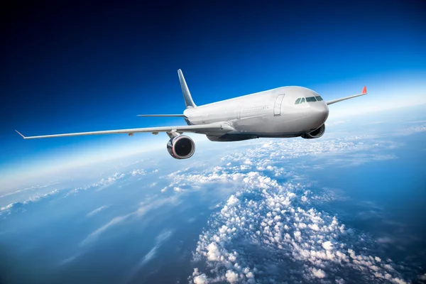 Avión de pasajeros en el cielo — Foto de Stock