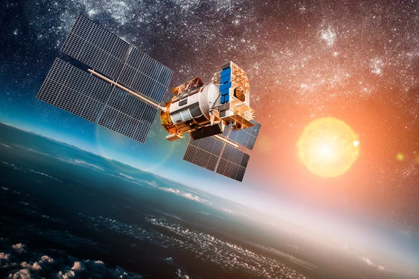 Satellite spaziale sul pianeta terra — Foto Stock