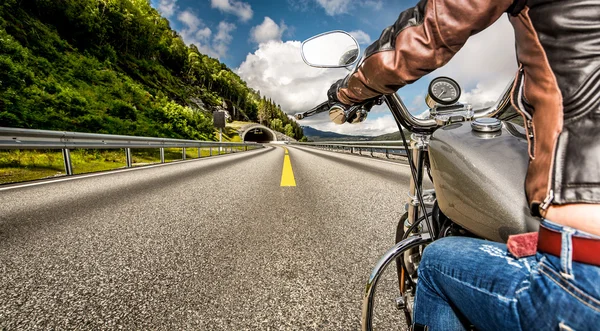 Motociclista menina primeira pessoa vista — Fotografia de Stock