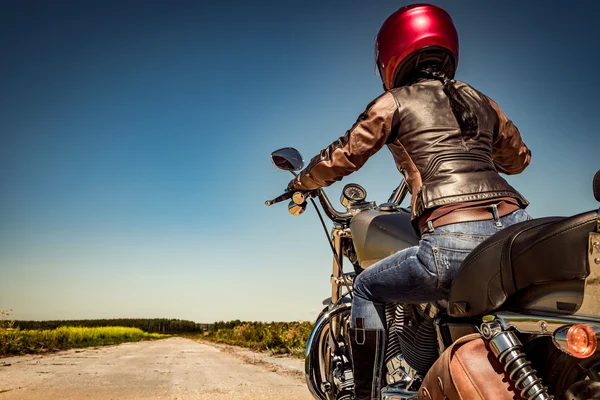 Biker Mädchen auf einem Motorrad — Stockfoto
