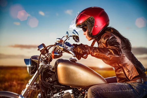 Motard fille sur une moto — Photo