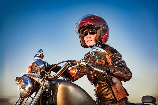 Biker Mädchen auf einem Motorrad — Stockfoto