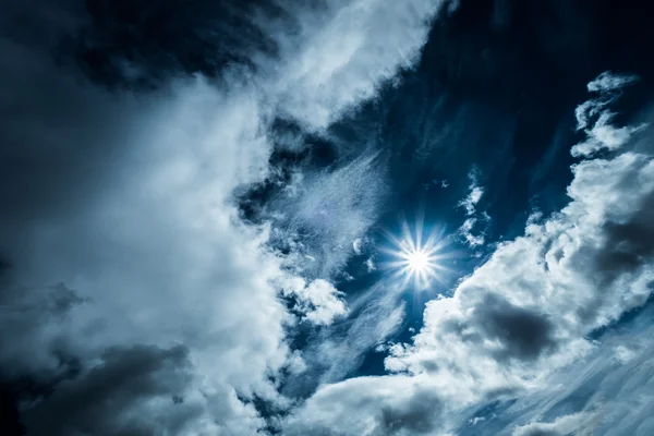 Cielo con nuvole e sole — Foto Stock