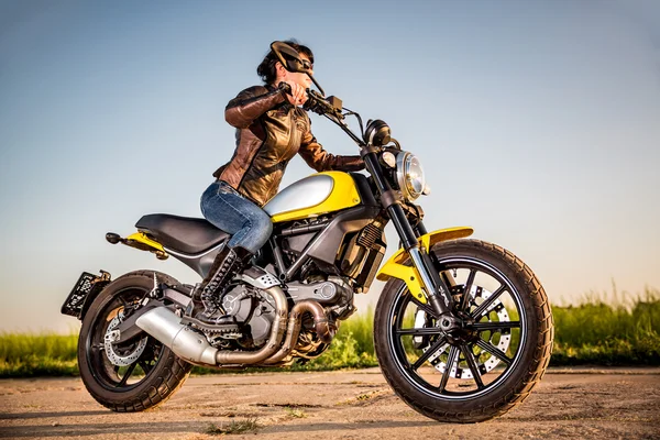 Biker dívka na motorce — Stock fotografie