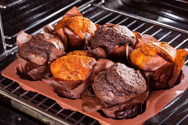 Muffin dalam oven — Stok Foto