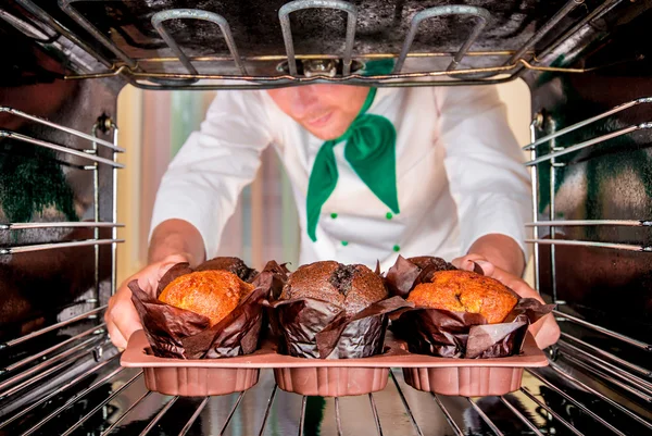 Baka muffins i ugnen — Stockfoto