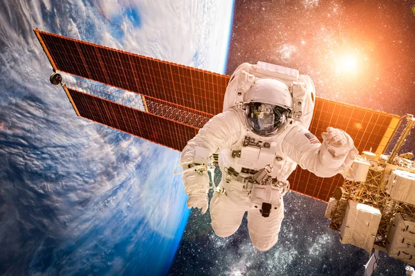 Międzynarodowa Stacja Kosmiczna i astronauta. — Zdjęcie stockowe