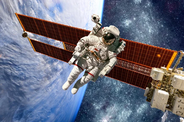 Internationella rymdstationen och astronaut. — Stockfoto