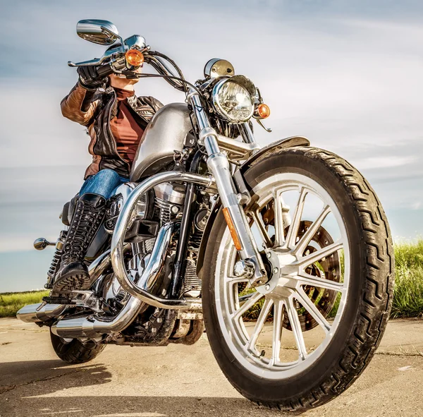 Motociclista chica en una motocicleta — Foto de Stock