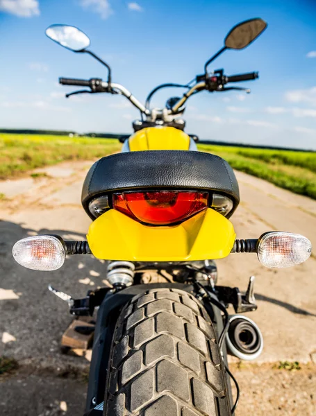 Мотоцикл на дорозі — стокове фото