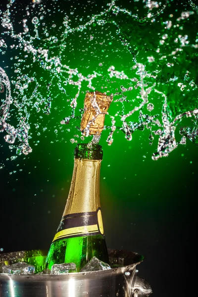 Flasche Champagner mit Spritzer — Stockfoto