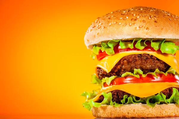 Смачний і апетитний гамбургер на жовтому — стокове фото