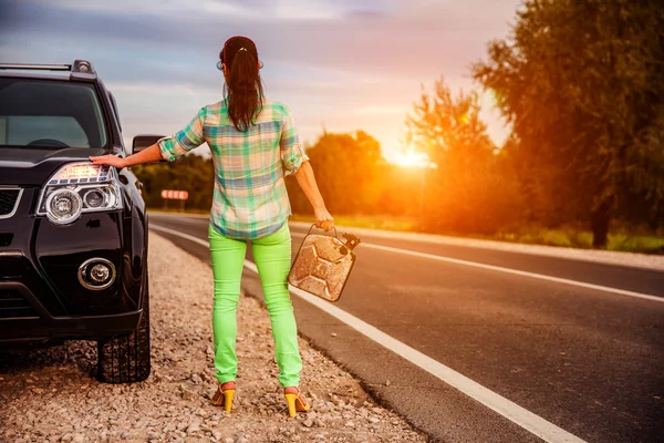 Vrouw met een lege tank van gas — Stockfoto