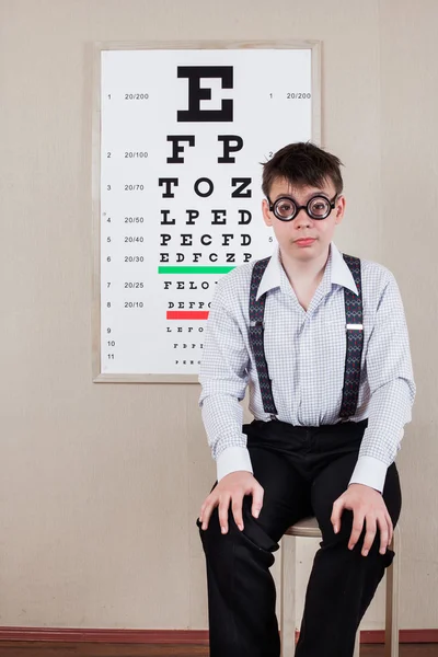 Άτομο που φοράει γυαλιά σε ένα γραφείο στο γιατρό — Φωτογραφία Αρχείου