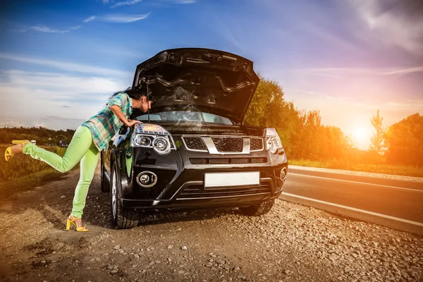 Schade aan het voertuig problemen op de weg. — Stockfoto