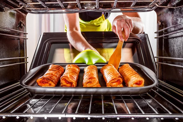 Cooking in the oven at home. — Stock Photo, Image