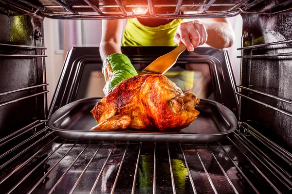 自宅のオーブンで調理鶏. — ストック写真