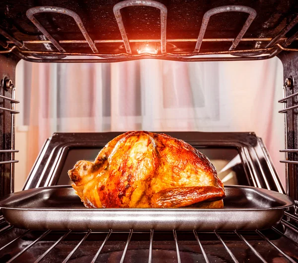 Frango assado no forno. — Fotografia de Stock