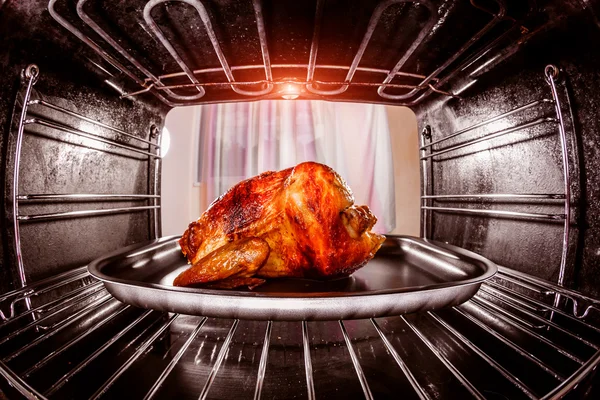 Pollo asado en el horno. — Foto de Stock
