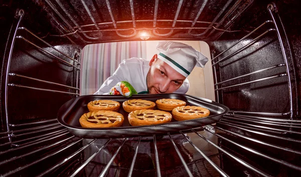 Cocinero cocina en el horno. — Foto de Stock