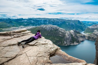 Prekestolen. Manzaraya bir yükseklikten arayan kadın.