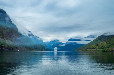 Cruise gömlekleri üzerinde Hardanger fjorden