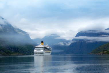 Cruise gömlekleri üzerinde Hardanger fjorden