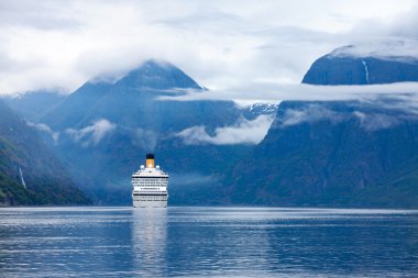 Cruise gömlekleri üzerinde Hardanger fjorden