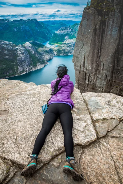 Prekestolen. Vrouw kijken naar het landschap vanaf een hoogte. — Stockfoto