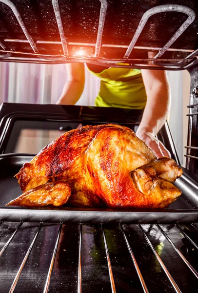 Cooking chicken in the oven at home. — Stock Photo, Image