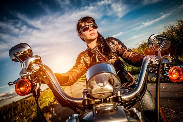 Motorrijder meisje op een motorfiets — Stockfoto