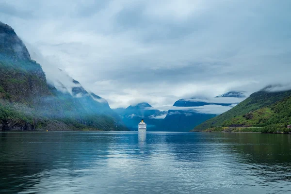 Cruise Liners op Hardanger fjorden — Stockfoto