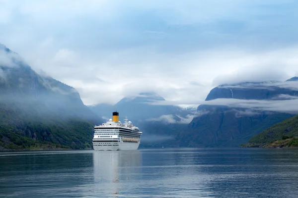 Fjorden σκάφη της γραμμής στο Hardanger κρουαζιέρα — Φωτογραφία Αρχείου